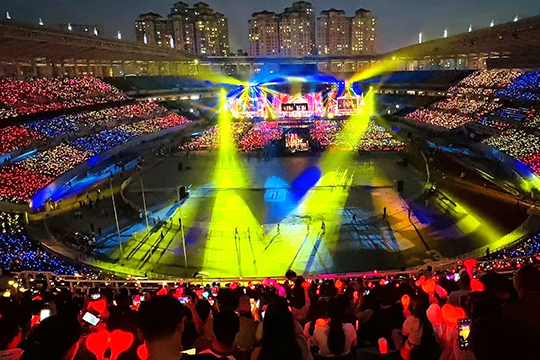 leyu.乐鱼300㎡透明屏和190000根荧光棒“点燃”周杰伦呼和浩特演唱会！